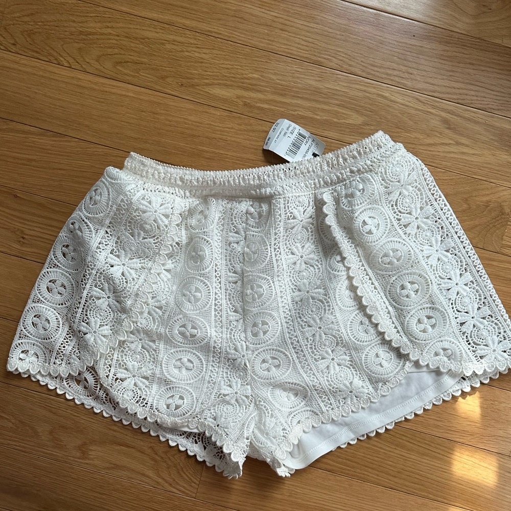 Woman’s ASTR shorts size L brand new